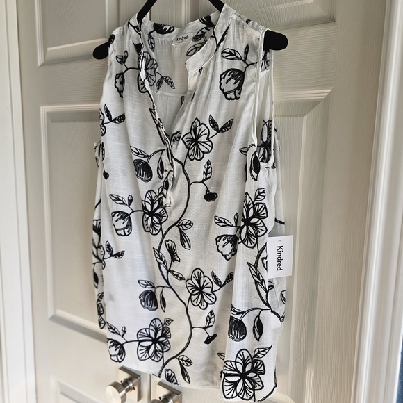 NWT Kindred Sleeveless Black and White Embroidered Floral V-Neck Blouse 3X - Picture 6 of 12